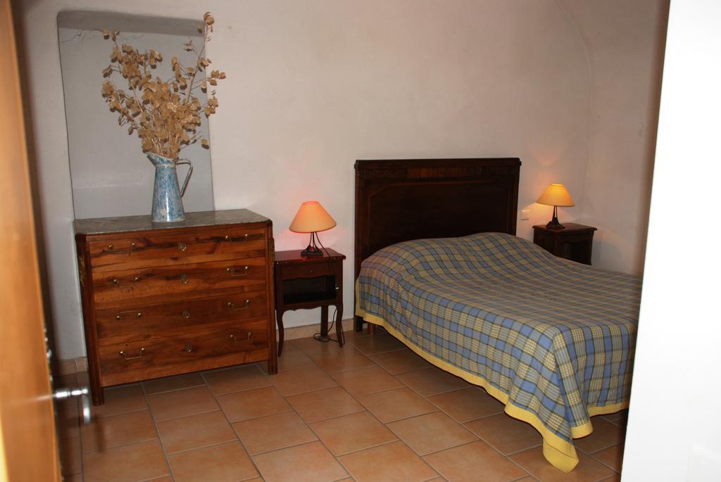 Les Jardins Du Mas Evesque Bed and Breakfast Rousson  Habitación foto