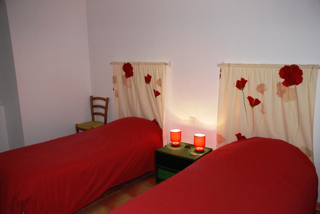 Les Jardins Du Mas Evesque Bed and Breakfast Rousson  Habitación foto